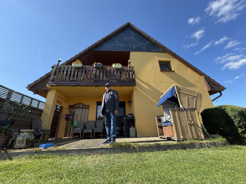 Burkhard Biemel vor seinem Haus